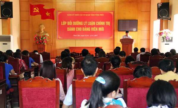 79 đảng vi&ecirc;n được bồi dưỡng l&yacute; luận ch&iacute;nh trị
