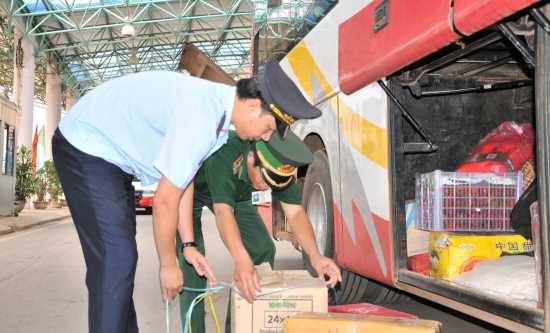 Phối hợp kiểm tra h&agrave;ng h&oacute;a tại cửa khẩu bi&ecirc;n giới