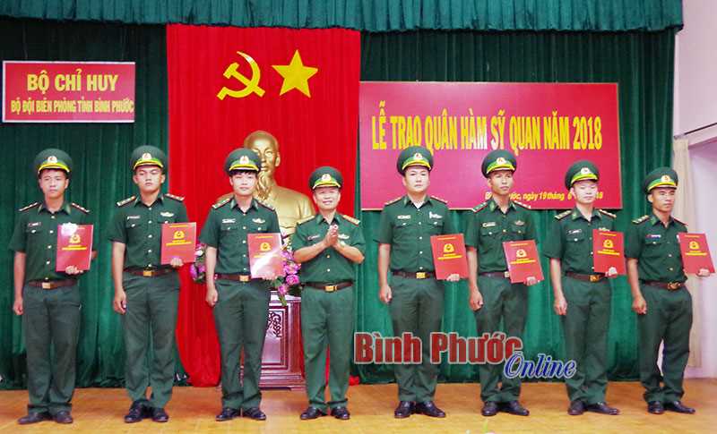 Trao quyết định nâng lương, thăng quân hàm cho 71 sĩ quan