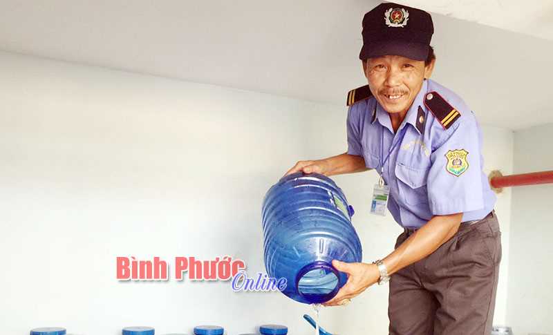 Bác bảo vệ trường tôi