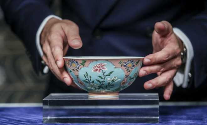 Hơn 30 triệu USD cho chiếc b&aacute;t cực hiếm của Ho&agrave;ng đế Khang Hy