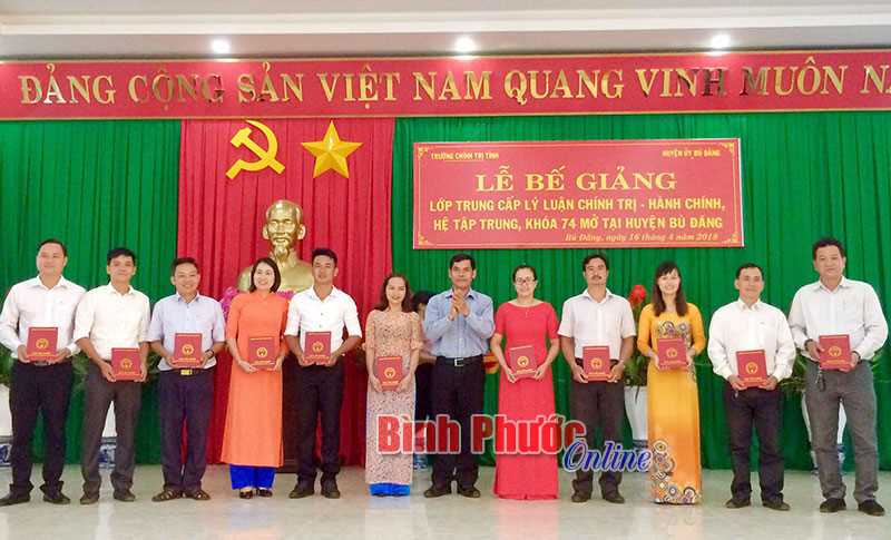 53 học vi&ecirc;n tốt nghiệp trung cấp l&yacute; luận ch&iacute;nh trị - h&agrave;nh ch&iacute;nh
