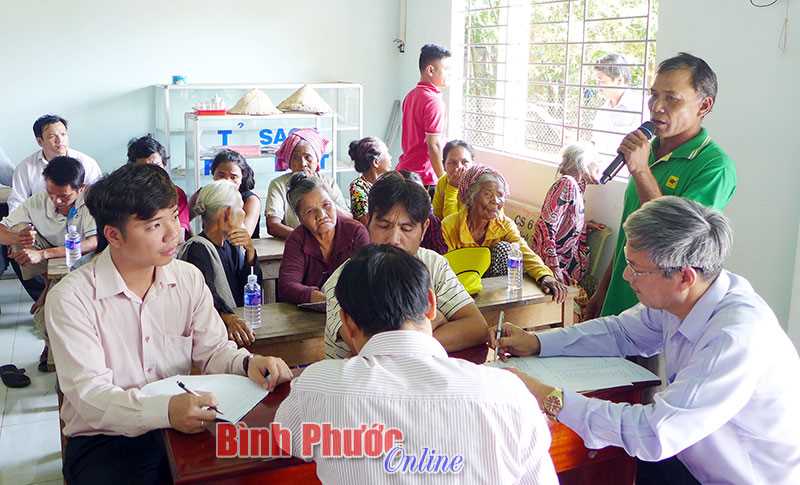 B&iacute; thư Thị ủy Đồng Xo&agrave;i gặp gỡ c&aacute;c hộ đồng b&agrave;o DTTS kh&oacute; khăn