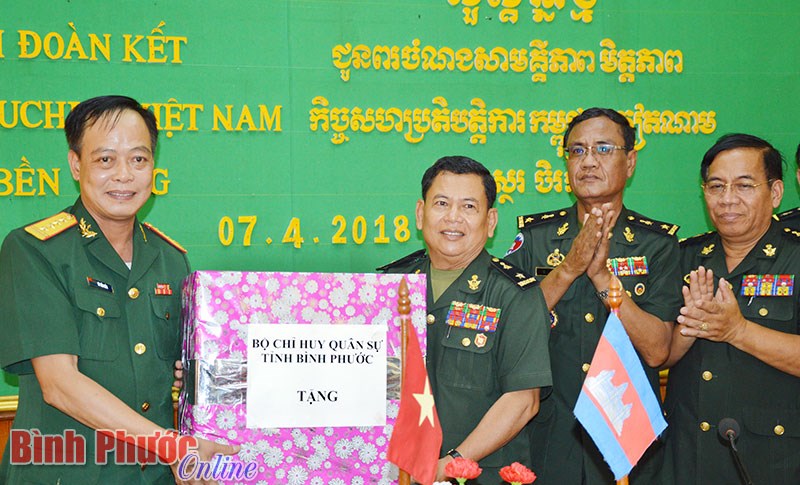 L&atilde;nh đạo Bộ CHQS tỉnh, B&igrave;nh Long, Hớn Quản, Lộc Ninh ch&uacute;c tết nước bạn Campuchia