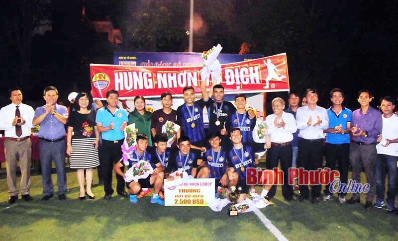 Tập đoàn Hùng Nhơn vô địch giải bóng đá cúp Tạp chí Khoa học thời đại