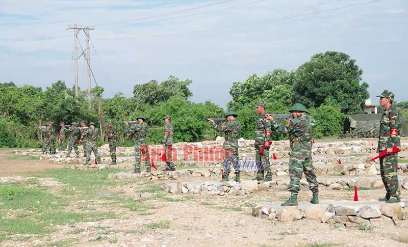 Bộ đội bi&ecirc;n ph&ograve;ng kiểm tra chiến sĩ mới bắn s&uacute;ng v&agrave; n&eacute;m lựu đạn