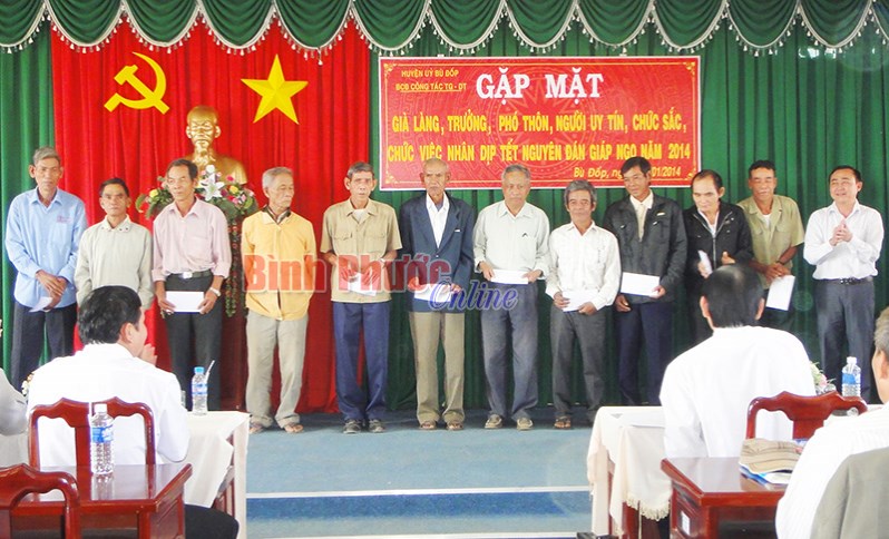 B&ugrave; Đốp ph&aacute;t huy vai tr&ograve; gi&agrave; l&agrave;ng, người c&oacute; uy t&iacute;n trong cộng đồng