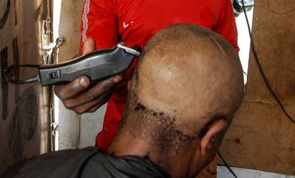 Cảnh báo nguy cơ nhiễm virus viêm gan B và HIV qua cắt tóc