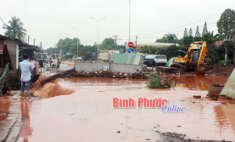 Cầu thi công chậm - người dân sống chung với ngập lụt