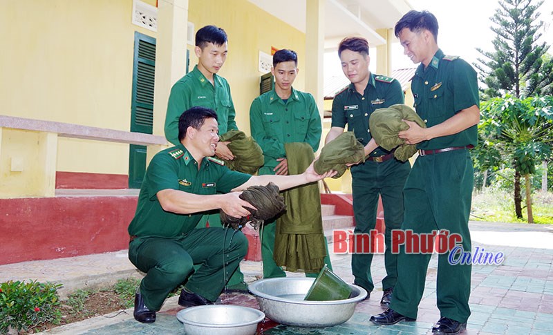 Chăm s&oacute;c sức khỏe bộ đội thời điểm chuyển m&ugrave;a