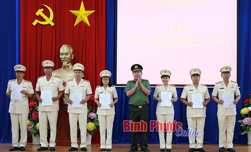 782 cán bộ, chiến sĩ công an được thăng cấp bậc hàm, nâng lương
