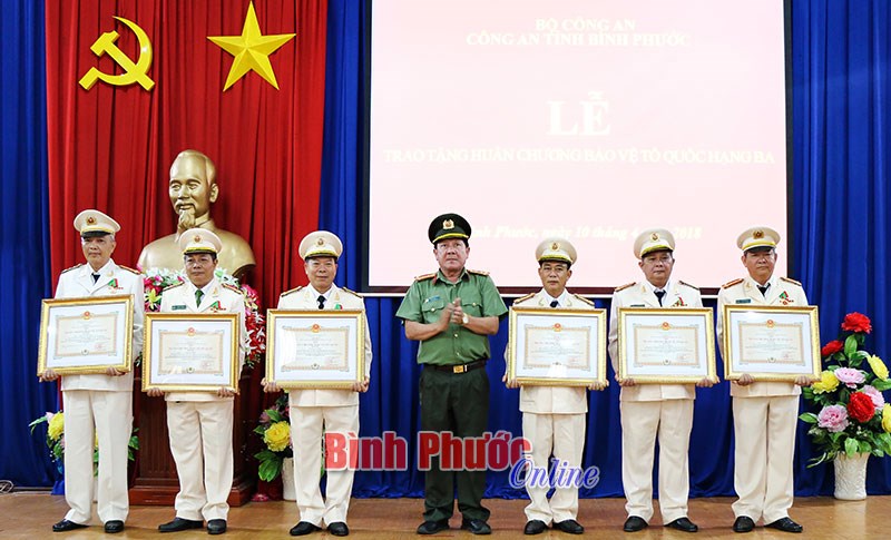 6 sĩ quan được tặng thưởng Hu&acirc;n chương Bảo vệ Tổ quốc