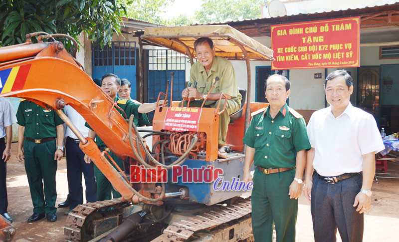 Cựu chiến binh Đỗ Th&aacute;m tặng xe cuốc cho Đội K72