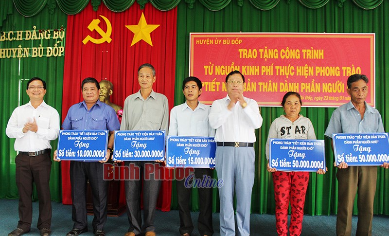 Đẩy mạnh c&ocirc;ng t&aacute;c x&acirc;y dựng Đảng vững mạnh tr&ecirc;n cả ba mặt ch&iacute;nh trị, tư tưởng v&agrave; tổ chức