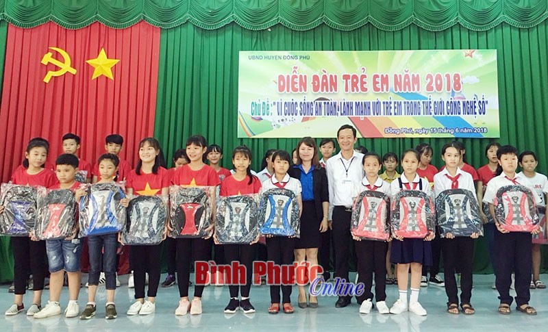 Gần 200 học sinh tham gia diễn đàn trẻ em 2018