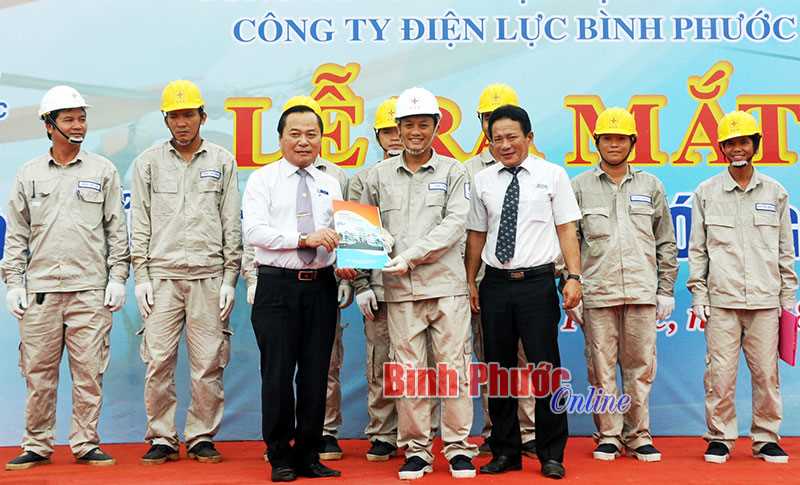 Công ty Điện lực Bình Phước ra mắt Đội sửa chữa “nóng” lưới điện