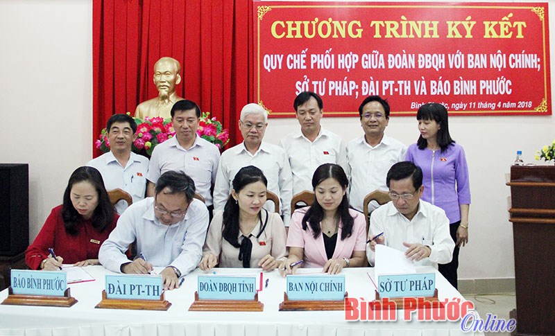 Đo&agrave;n ĐBQH tỉnh k&yacute; kết quy chế phối hợp với Ban Nội ch&iacute;nh, Sở Tư ph&aacute;p, B&aacute;o, Đ&agrave;i PT-TH B&igrave;nh Phước