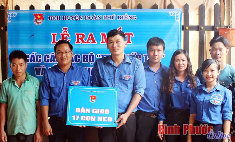 Đoàn viên thanh niên xã Long Hưng được trao heo giống