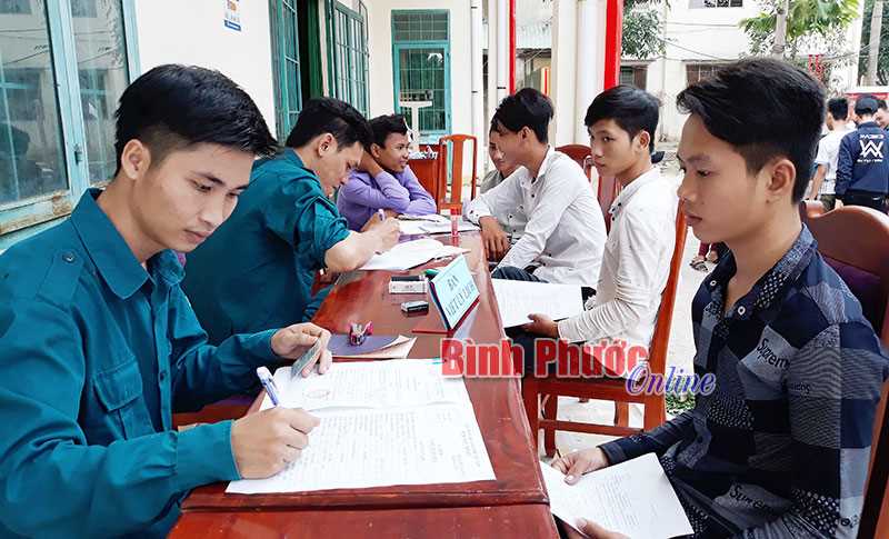 Đồng Xo&agrave;i: 522 nam c&ocirc;ng d&acirc;n đăng k&yacute; nghĩa vụ qu&acirc;n sự tuổi 17