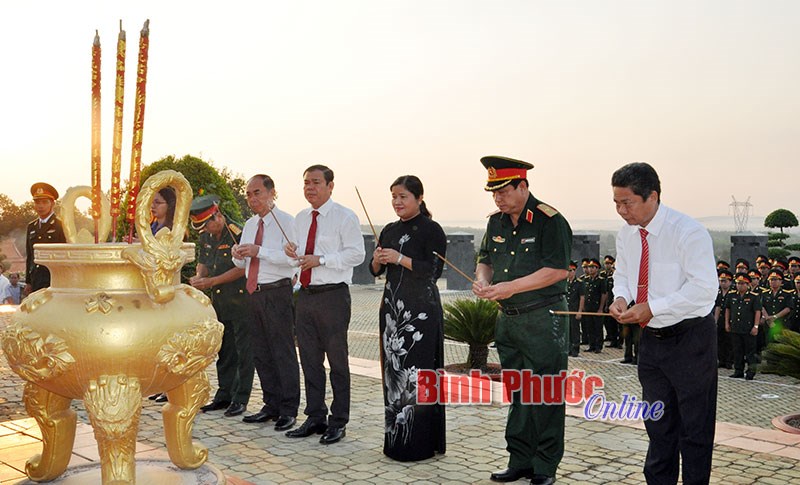L&atilde;nh đạo tỉnh viếng nghĩa trang liệt sĩ kỷ niệm 43 năm ng&agrave;y giải ph&oacute;ng miền Nam