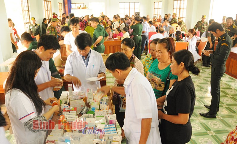 Đo&agrave;n c&ocirc;ng t&aacute;c của B&igrave;nh Phước kh&aacute;m bệnh, cấp thuốc miễn ph&iacute; v&agrave; tặng qu&agrave; tại Mundulkiri