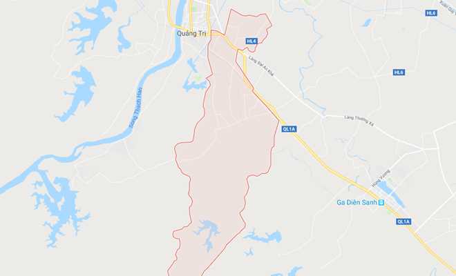 Xe khách chở 46 người bị lật nghiêng sang vệ đường, hư hỏng nặng