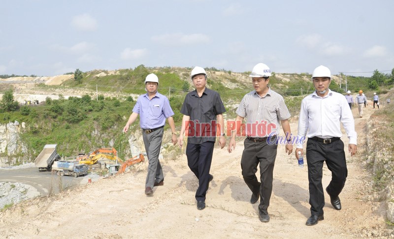 L&atilde;nh đạo tỉnh khảo s&aacute;t t&igrave;nh h&igrave;nh khai th&aacute;c đ&aacute; ở Tiến Hưng
