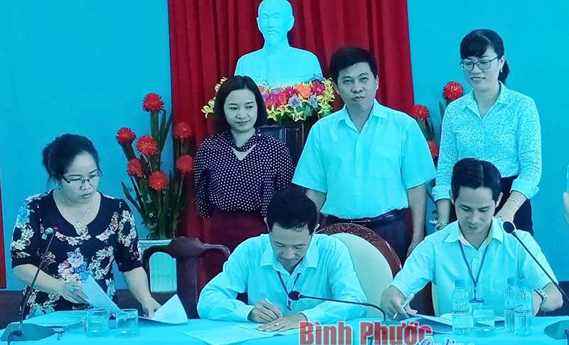 Đồng Ph&uacute; chi trả trợ cấp cho đối tượng bảo trợ x&atilde; hội qua bưu điện