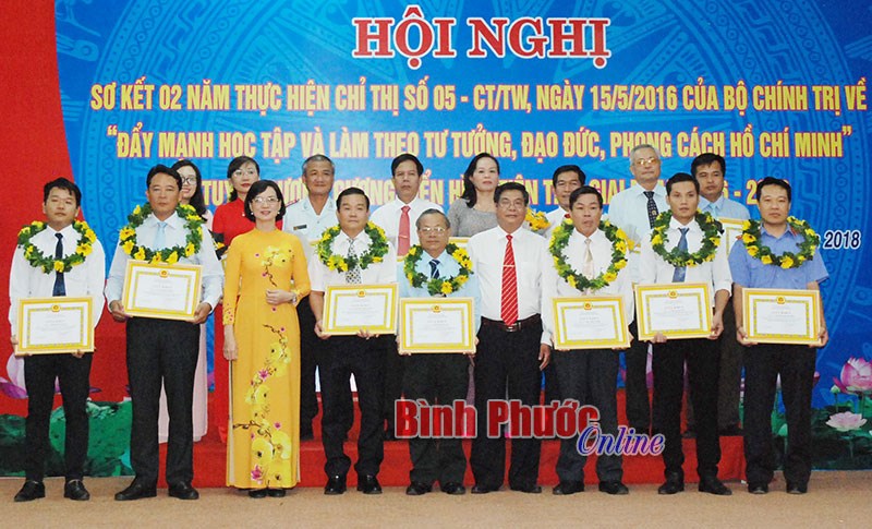 Đồng Xoài, Bình Long, Phú Riềng và Đảng ủy Khối các cơ quan tỉnh: Sơ kết 2 năm thực hiện Chỉ thị 05 và tuyên dương gương điển hình tiên tiến