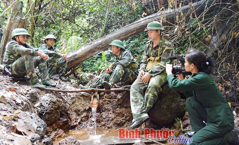 Nữ phóng viên mang quân hàm xanh