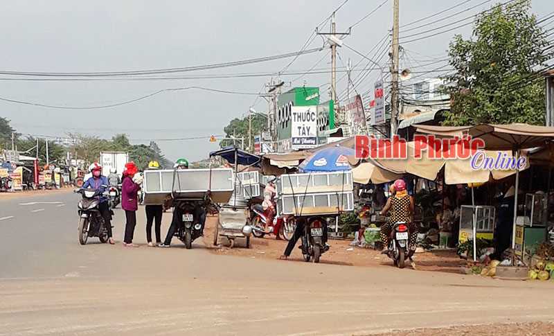Họp chợ trên đường
