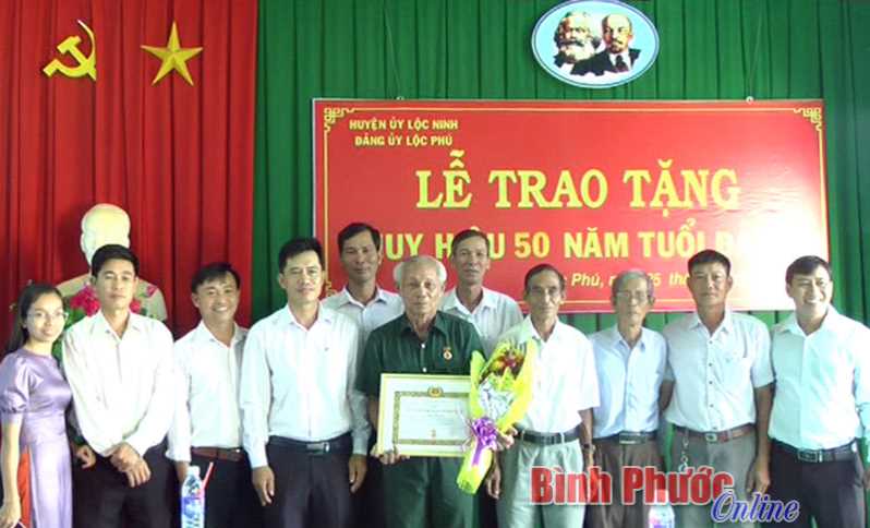 2 đảng viên được trao Huy hiệu Đảng