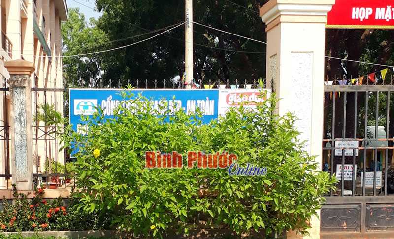 Còn đâu cổng trường sạch đẹp - an toàn...