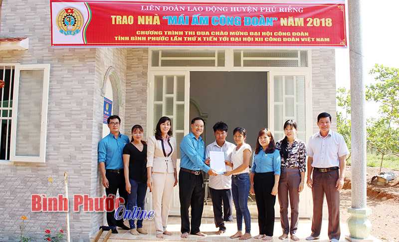 Trao “Mái ấm công đoàn” tặng giáo viên Nguyễn Thị Liên