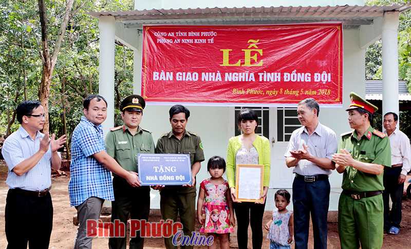 2 nhà “Nghĩa tình đồng đội” tặng công an viên