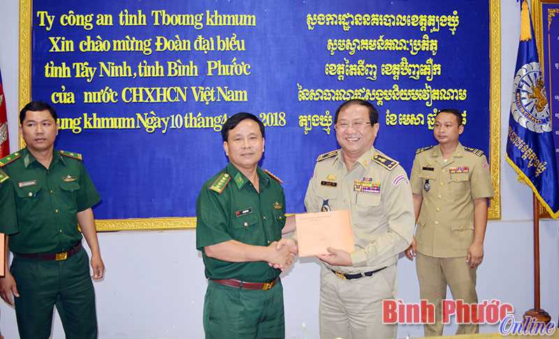 BĐBP tỉnh ch&uacute;c tết lực lượng bảo vệ bi&ecirc;n giới Campuchia