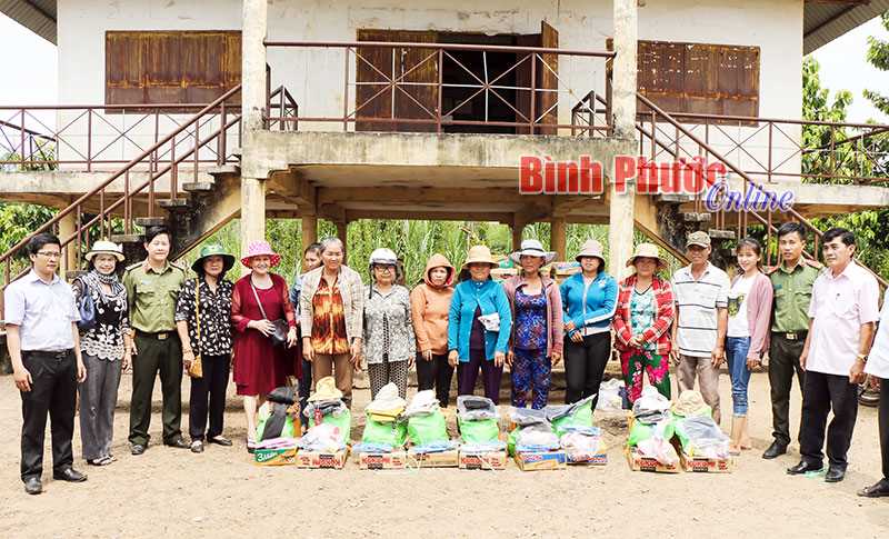 103 phần quà tặng đồng bào nghèo hai xã Phước Minh, Phước Tín