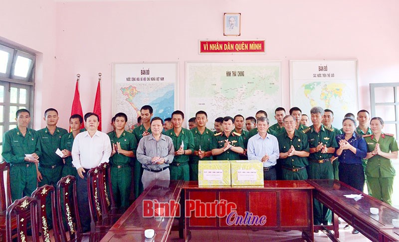 L&atilde;nh đạo thị x&atilde; B&igrave;nh Long thăm, tặng qu&agrave; t&acirc;n binh
