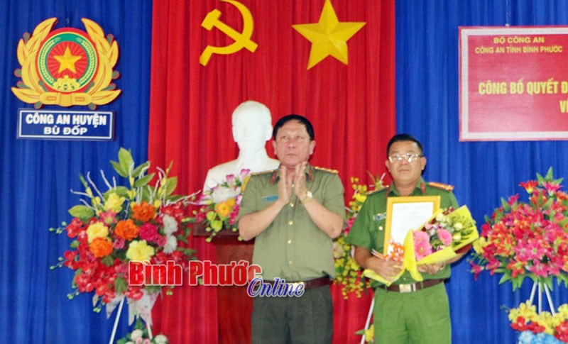 C&ocirc;ng an tỉnh trao quyết định đi&ecirc;̀u đ&ocirc;̣ng lãnh đạo 2 đơn vị