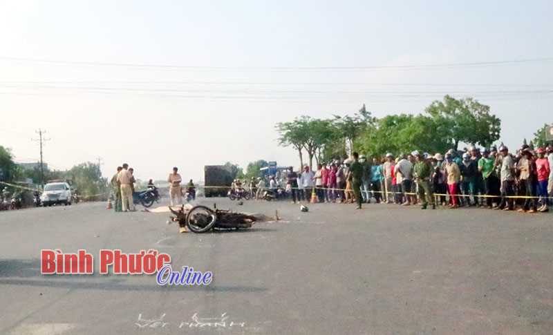 Va chạm xe đ&acirc;̀u kéo, 2 cậu ch&aacute;u tử nạn