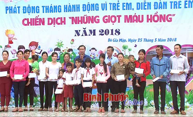 Hơn 1.000 phần quà tặng trẻ em nhân Ngày quốc tế thiếu nhi