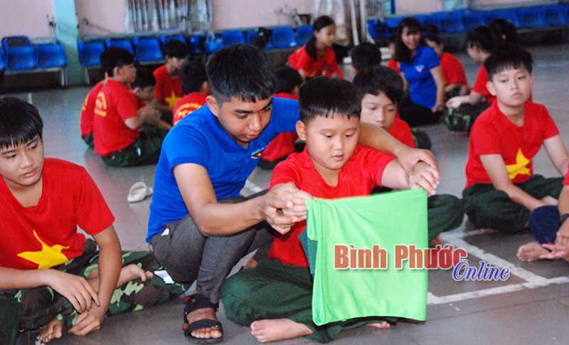 69 thiếu nhi tập làm chiến sĩ Điện Biên