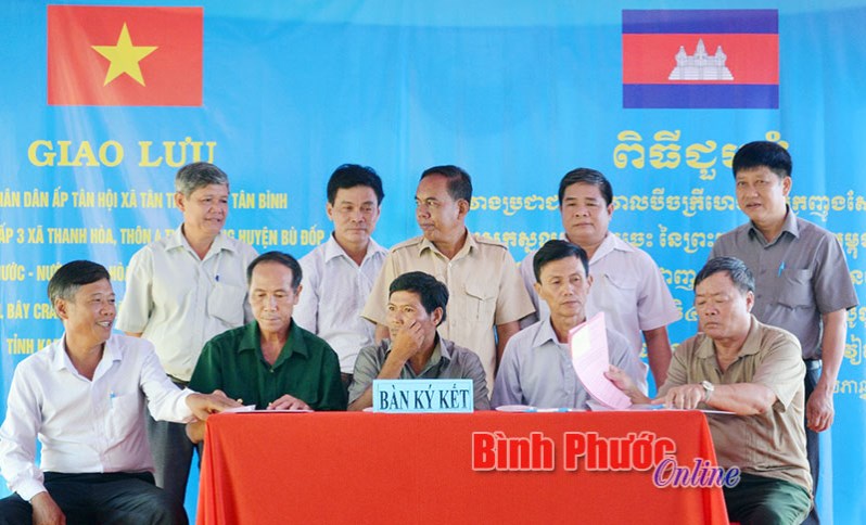 Giao lưu nh&acirc;n d&acirc;n 2 b&ecirc;n bi&ecirc;n giới