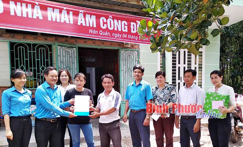 Bàn giao “Mái ấm công đoàn” và gắn biển sân chơi thể thao
