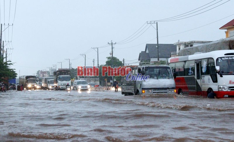 Đường ĐT 741 chìm trong biển nước