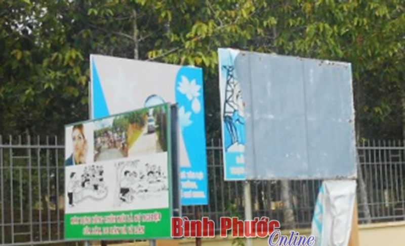 Những tấm pa-nô phản cảm