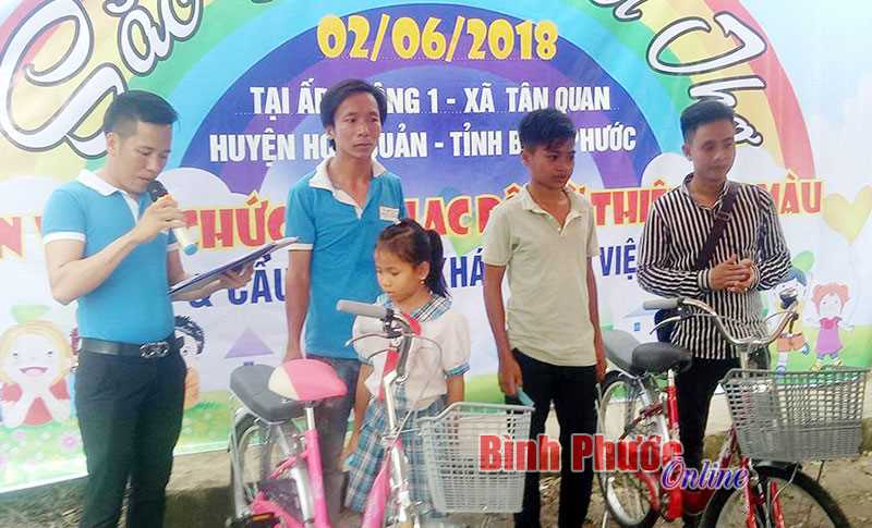 Nhiều phần quà tặng thiếu nhi xã Tân Quan