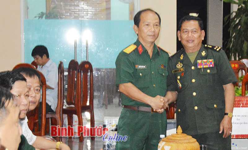 Tiểu khu Qu&acirc;n sự tỉnh Kampong Thom thăm Bộ CHQS tỉnh