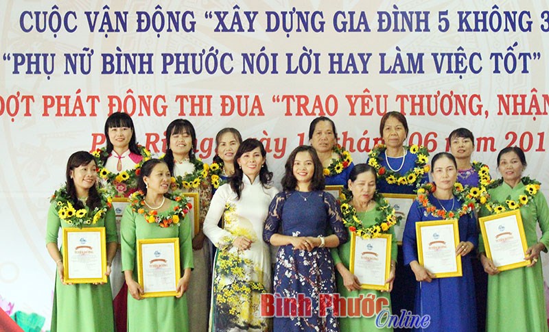 Hội LHPN Phú Riềng tuyên dương 70 tập thể, cá nhân, gia đình tiêu biểu