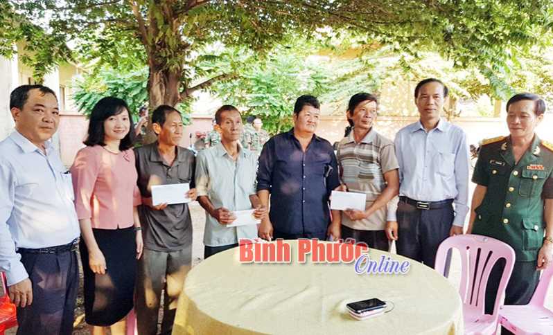 L&atilde;nh đạo Đồng Xo&agrave;i thăm, tặng qu&agrave; tại nước bạn Campuchia